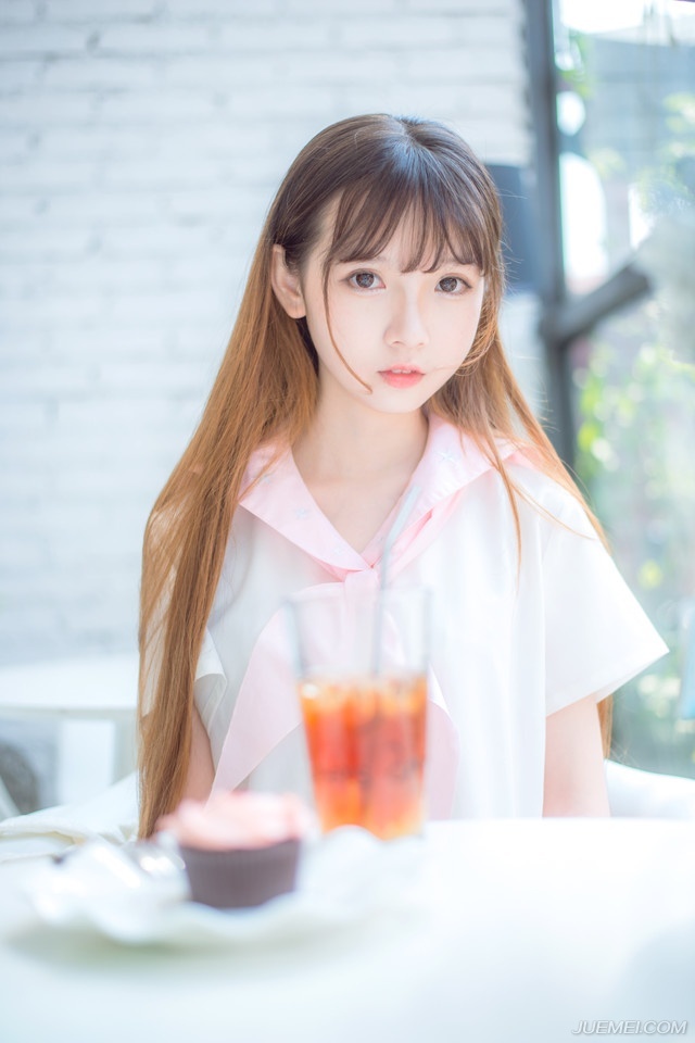 若要结婚，就嫁给一个视你如宝贝的男人，他会宽容你的小毛病，原谅你的不周到;他能照顾你，仿佛你是他的小妹妹;他能溺爱你，仿佛你是他的小宠物;他能赶走你偶尔冒出来的坏情绪，他能抱着你睡觉，给你做枕头，冬天不嫌你冷，夏天不嫌你热。